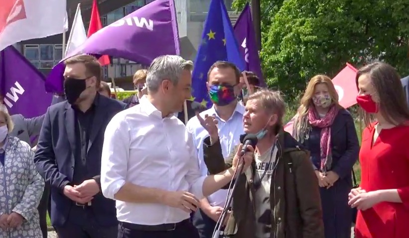 Wyborczyni PiS zakłóciła konferencję Lewicy, Biedroń dał jej mówić i było intensywnie