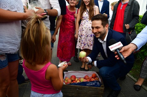 Patryk Jaki ociepla wizerunek. #100imyPodBlokiem