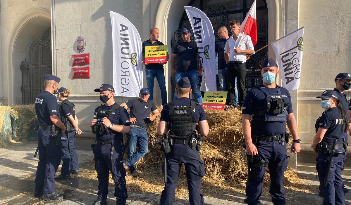 Warszawa: Agrounia w ramach protestu zablokowała wejście do siedziby Ministerstwa Rolnictwa