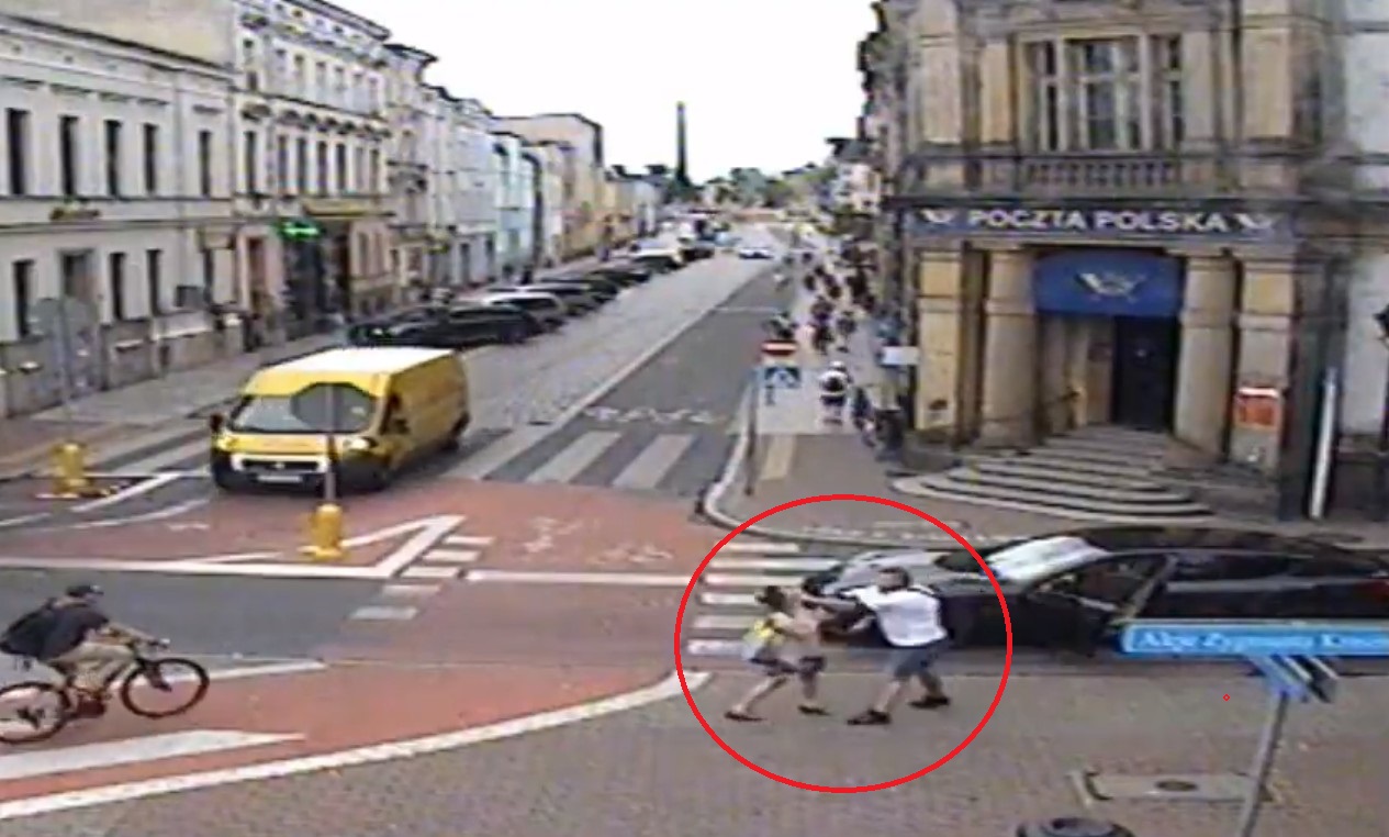 Leszno: kierowca porsche poszukiwany, pobił kobietę na pasach i usiłował ją przejechać