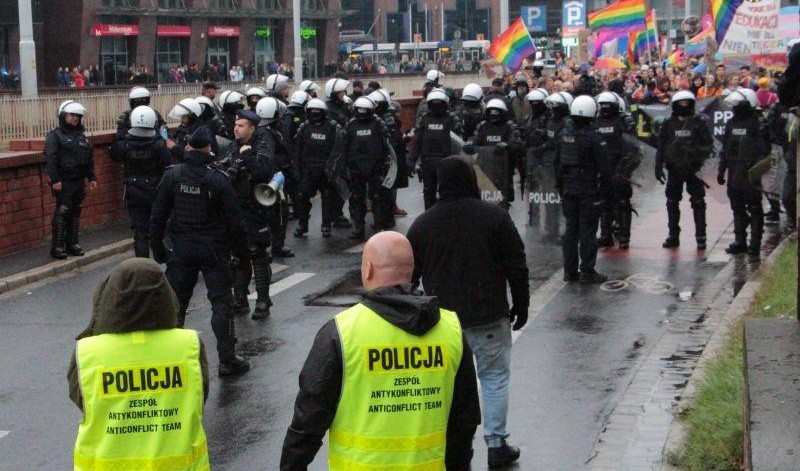 Marsz Równości we Wrocławiu: policja zatrzymała mężczyznę biegnącego w tłum z dwoma nożami