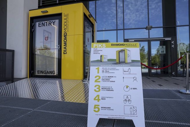 Kabina odkażająca i mierząca temperaturę przed szpitalem w Słupcy