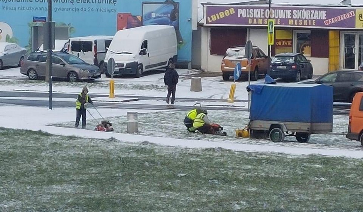 Na Ursynowie w Warszawie "wyrósł" śnieg, więc wysłano robotników, żeby go skosili