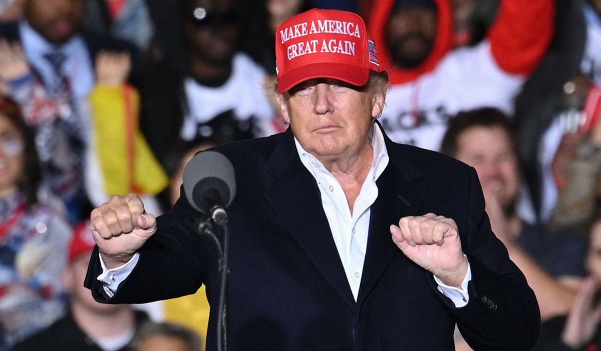 Trump żali się wyborcom, że musi poddać się aresztowaniu, chociaż nic złego nie zrobił