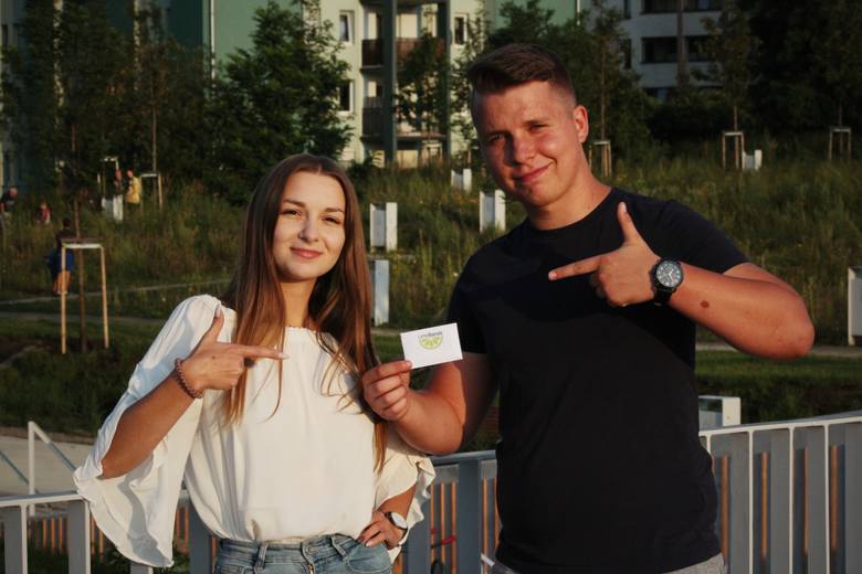 Trójka znajomych z Krakowa sprzedaje bransoletki wykrywające pigułki g*ałtu