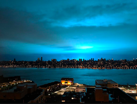 Nowy Jork: neonowe światło nad miastem po wybuchu elektrowni