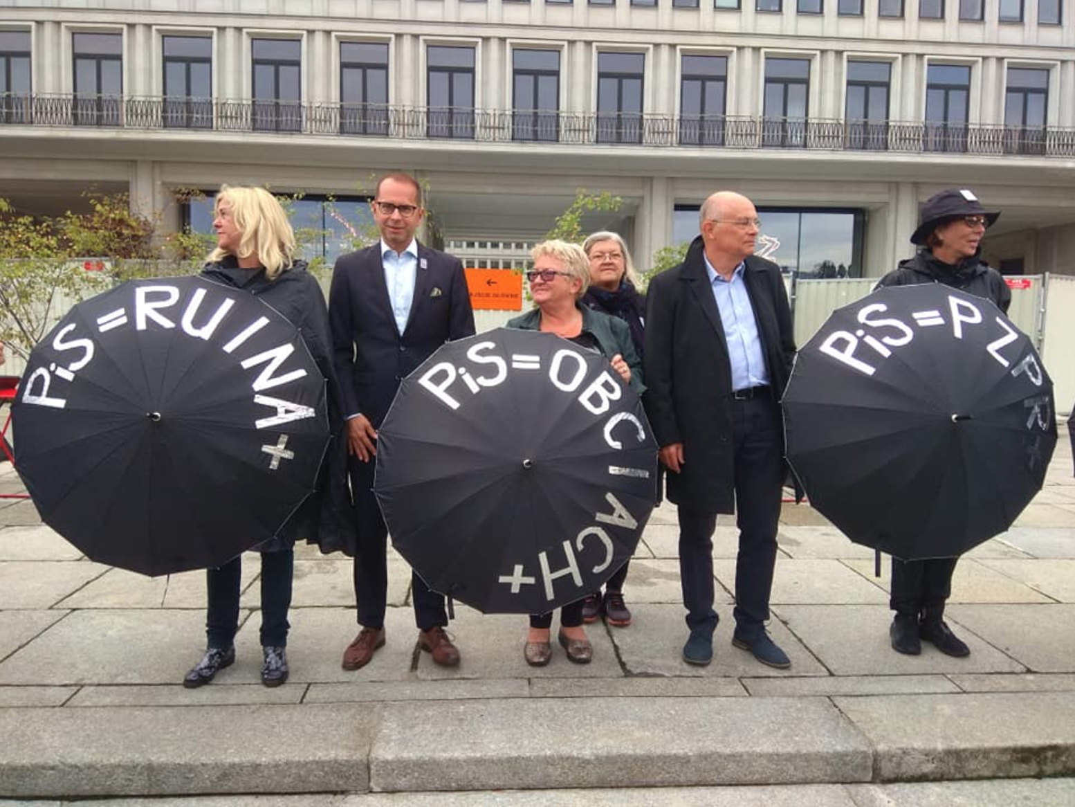 Marek Borowski protestuje z parasolem: "PiS = PZPR+"