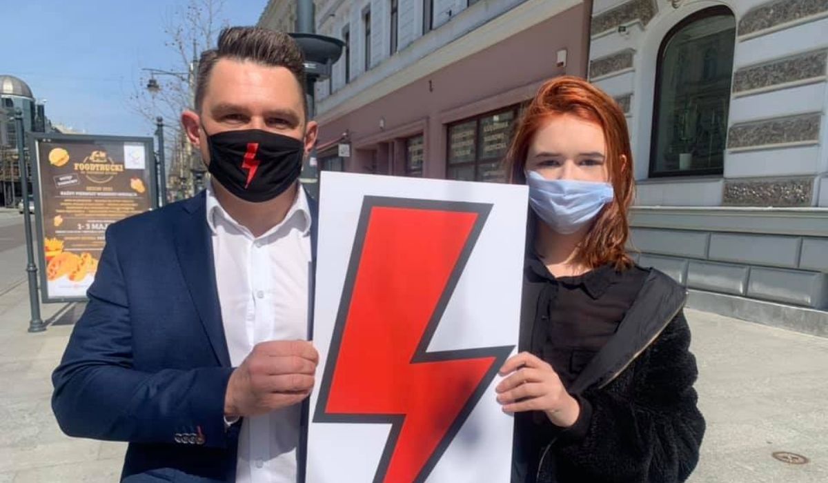 Łódź: w jednym z liceów zakazano awatarów z błyskawicami, bo ma być "apolitycznie"