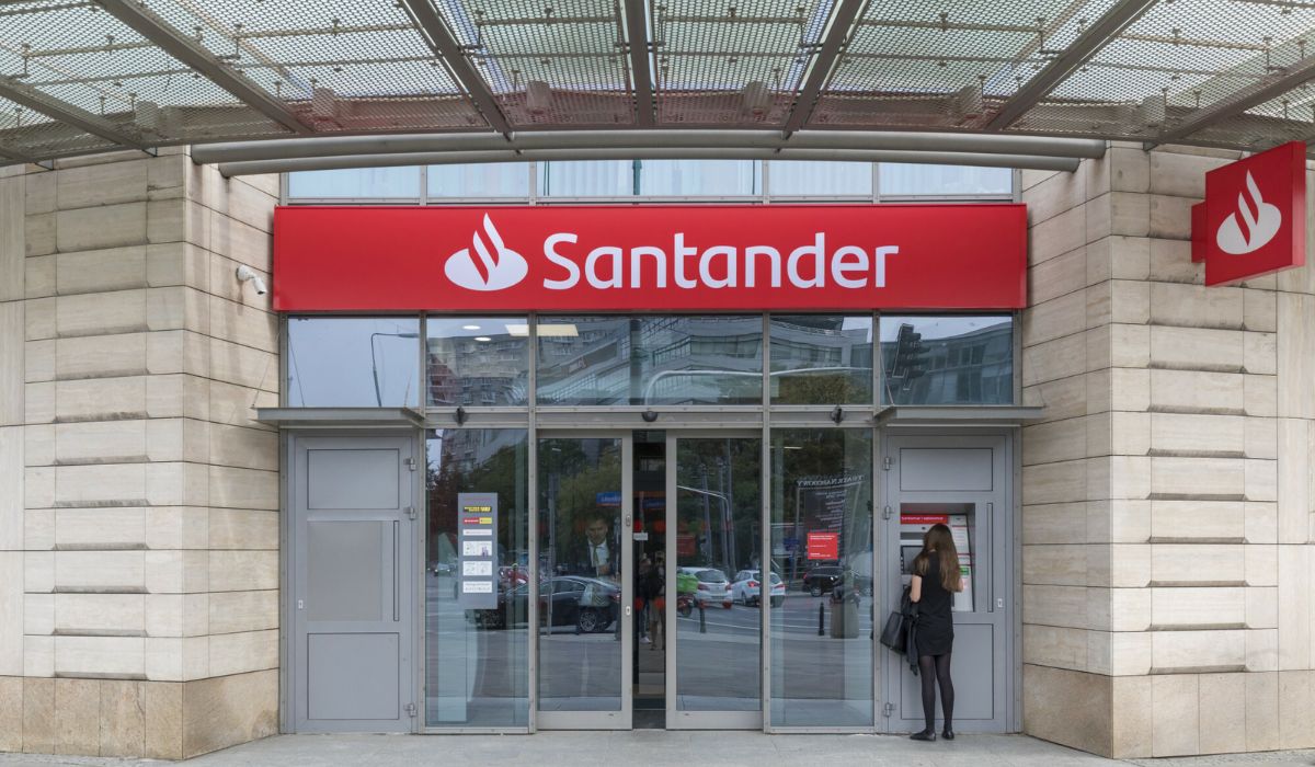 Prawie 170 klientów Santandera straciło swoje pieniądze, bank podejrzewa przekręt z nakładkami w bankomatach