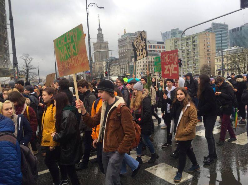 Tysiące nastolatków na "wagarach dla klimatu" w całej Polsce