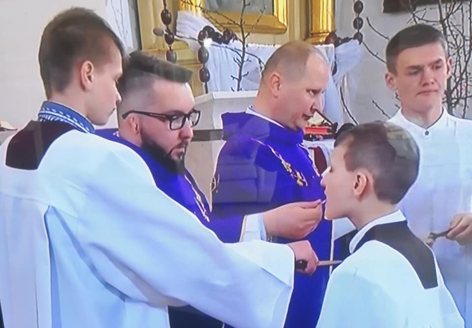 Policja nieśmiało interweniuje w kościołach, duchowni odmawiają mandatów