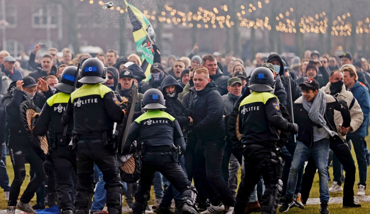 Holendrzy mają dość lockdownu, doszło do starć z policją w Amsterdamie
