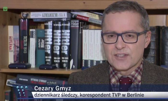 Monotematyczna biblioteczka w gabinecie redaktora Gmyza