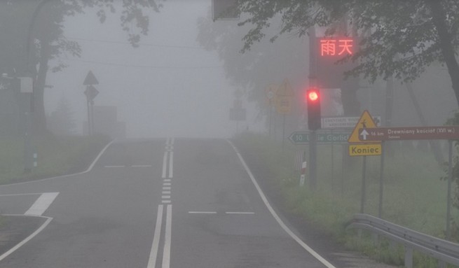 Kadr dnia: "chińska" tablica w Gładyszowie