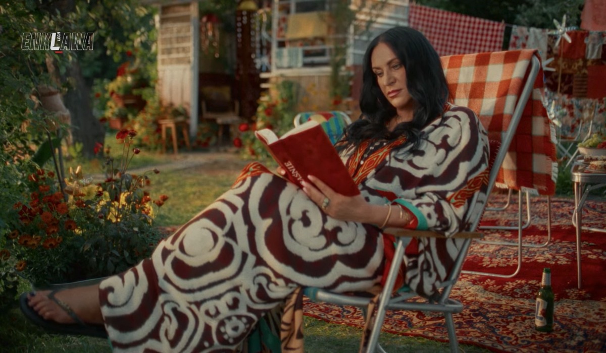 Kayah w ramach projektu Enklawa przez 8 godzin czytała sobie książkę na działce i tylko ptaszki śpiewały