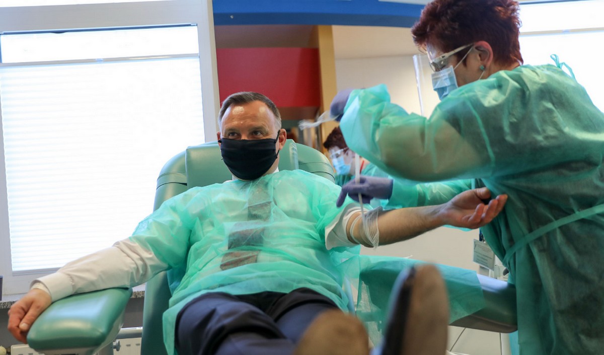 Prezydent "nie lubi, kiedy ktoś operuje igłą w okolicy ramion" ale się zaszczepi, taki z niego zuch