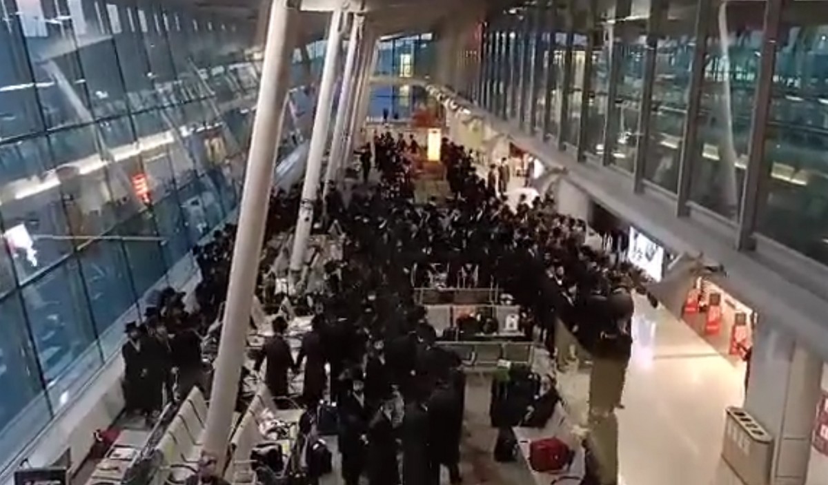 Warszawa: jakaś setka chasydów zaczęła tańczyć na lotnisku i niespecjalnie przejmowała się obostrzeniami