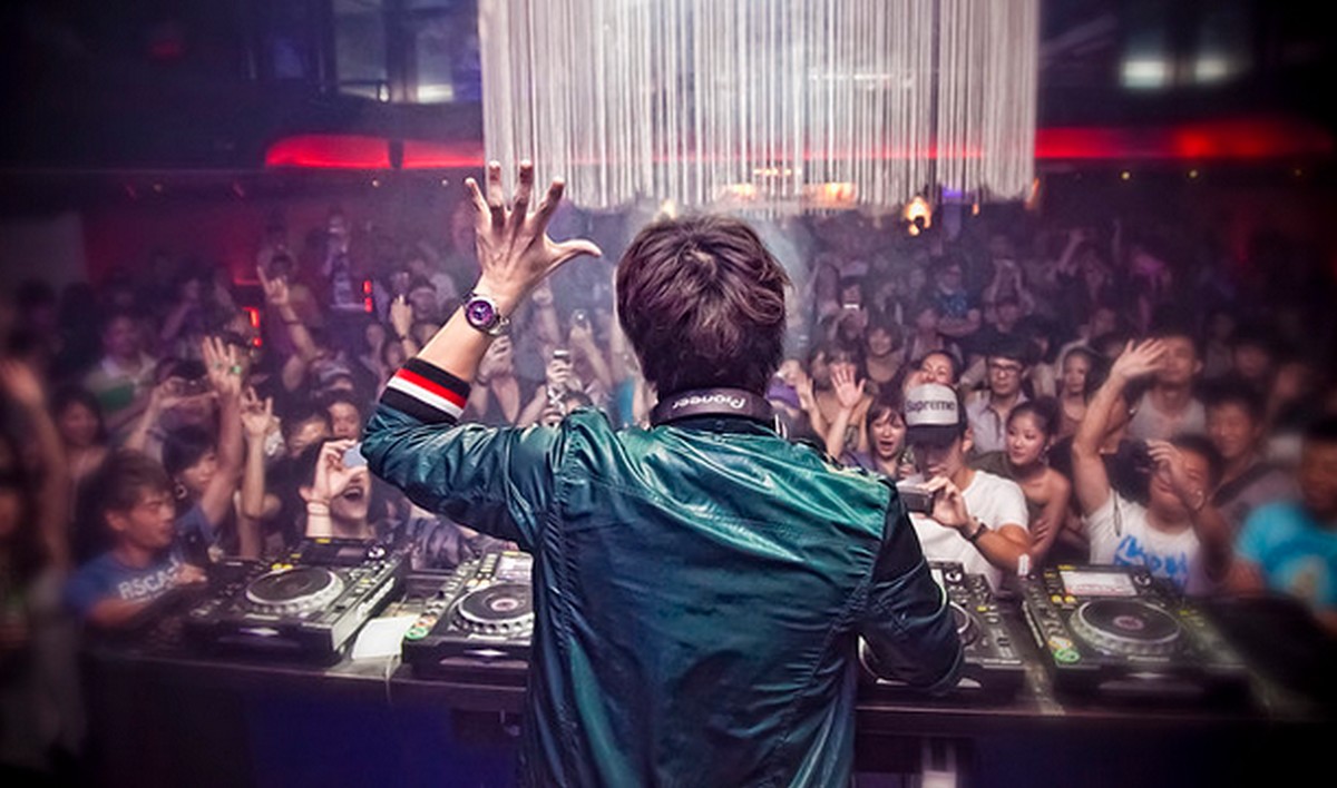 UK: kluby ze striptizem i inne kluby nocne będą wymagały świadectwa szczepienia