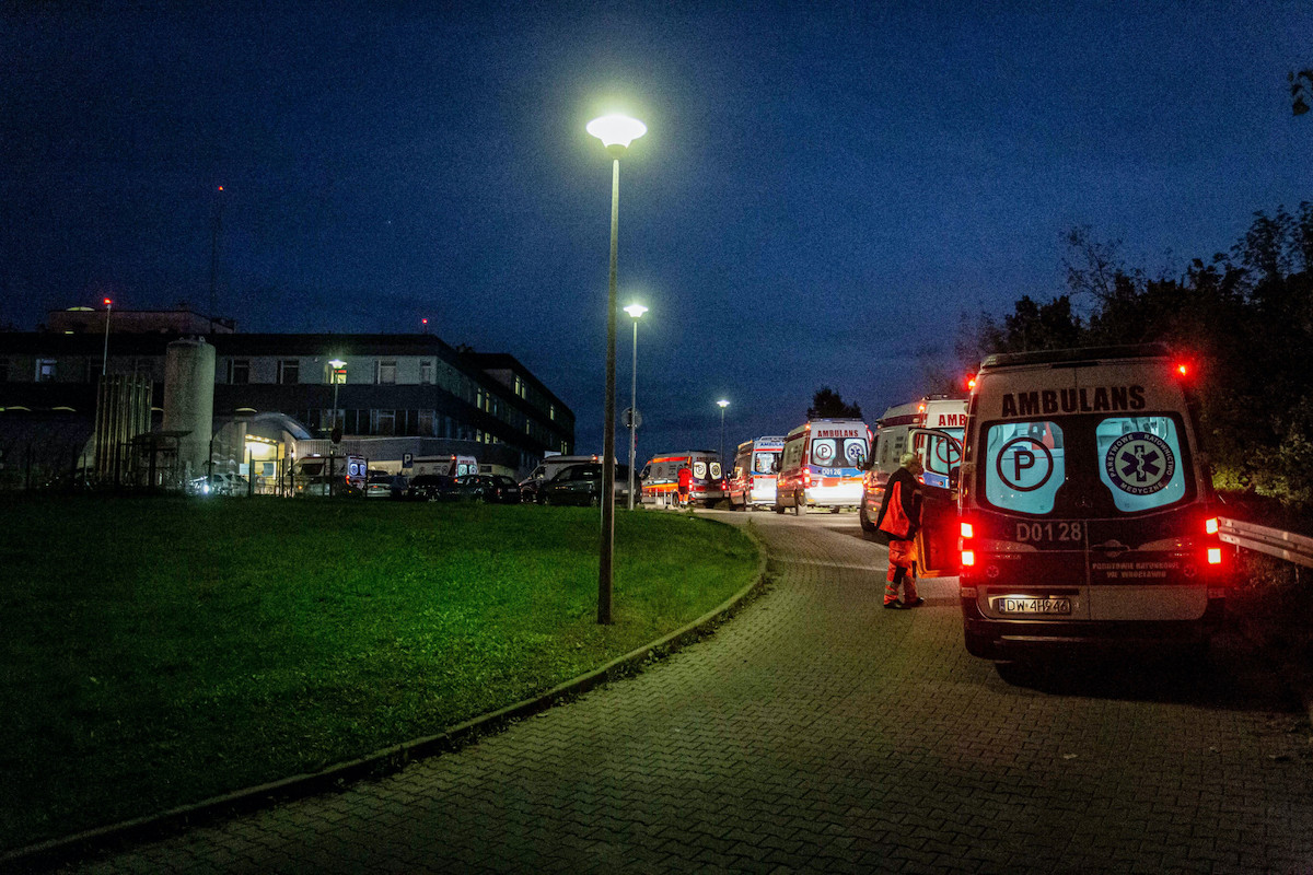 Wrocław: słynne zdjęcie kolejki karetek nie jest ani fejkiem ani "po wypadku"