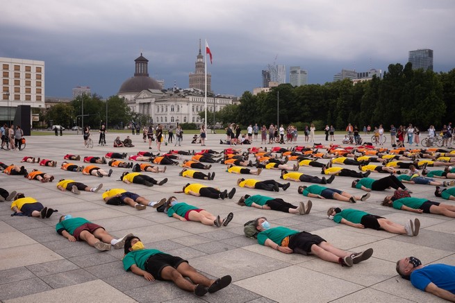 Leżący protest przeciwko dyskryminacji osób LGBT na placu Piłsudskiego