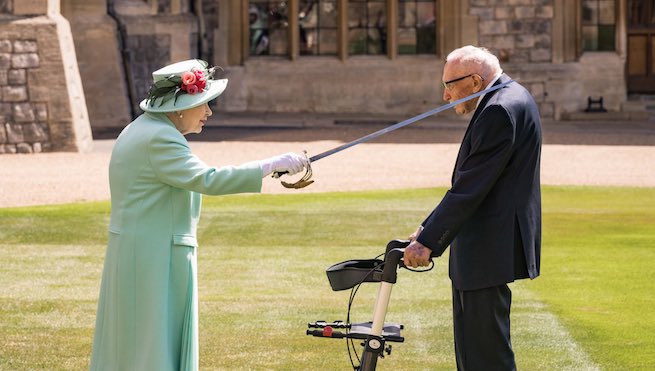 UK: 100-latek, który zebrał 33 mln funtów na walkę z koronawirusem, odebrał od królowej tytuł szlachecki