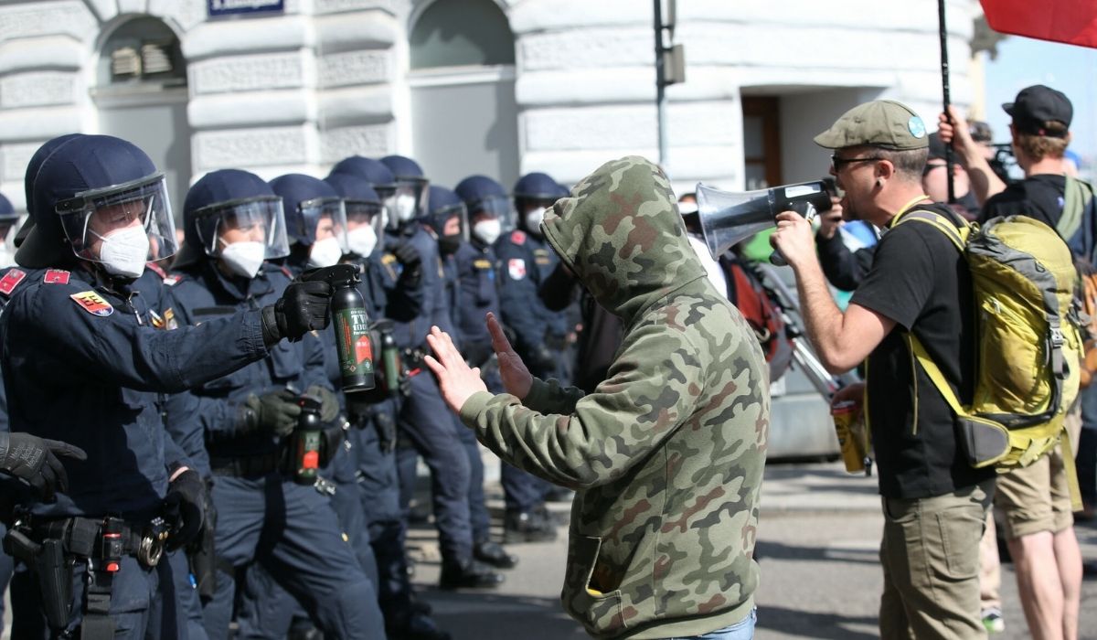 Austriacka policja rozbroiła przeciwników obostrzeń, chociaż broń i amunicję mieli legalnie