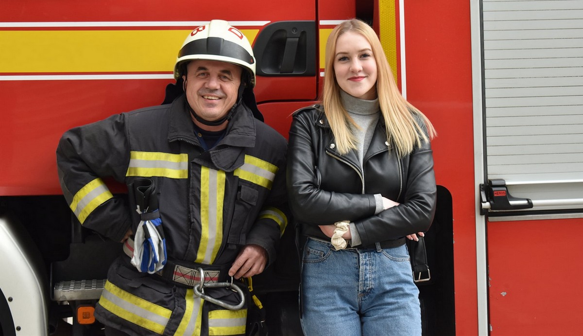 Wzruś dnia: strażak został zaskoczony spotkaniem z dziewczyną, którą uratował, kiedy była dzieckiem