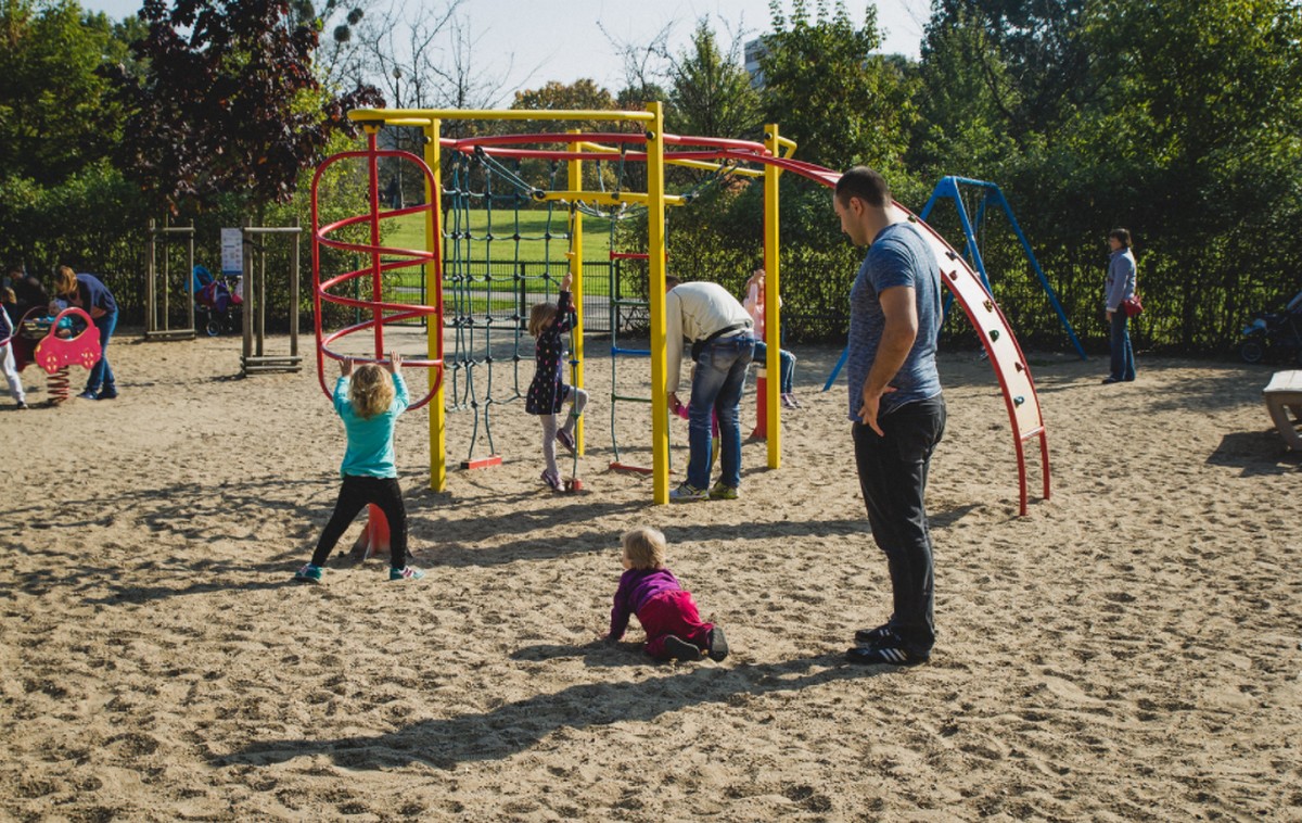 Kawęczyn: mieszkańcy nie chcą nowej fermy, inwestor za karę rozebrał plac zabaw