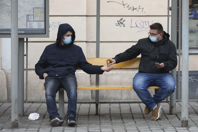 Polacy przez koronawirusa zaczęli myć ręce. Spadła liczba tzw. chorób brudnych rąk