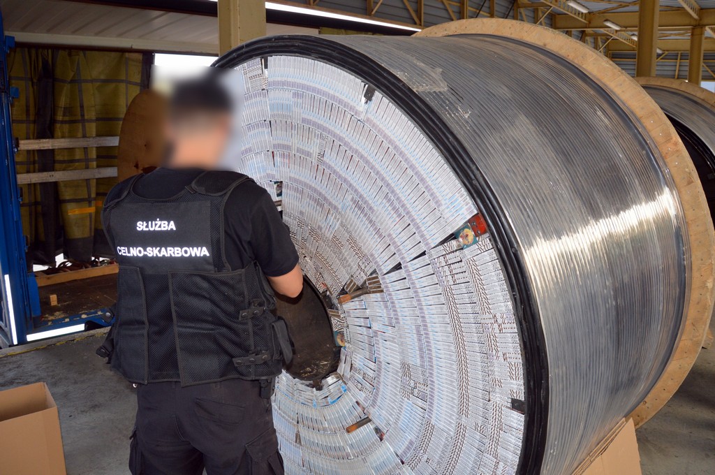 Przemytnicy ukryli 126 tysięcy paczek papierosów w bębnach na kable elektryczne