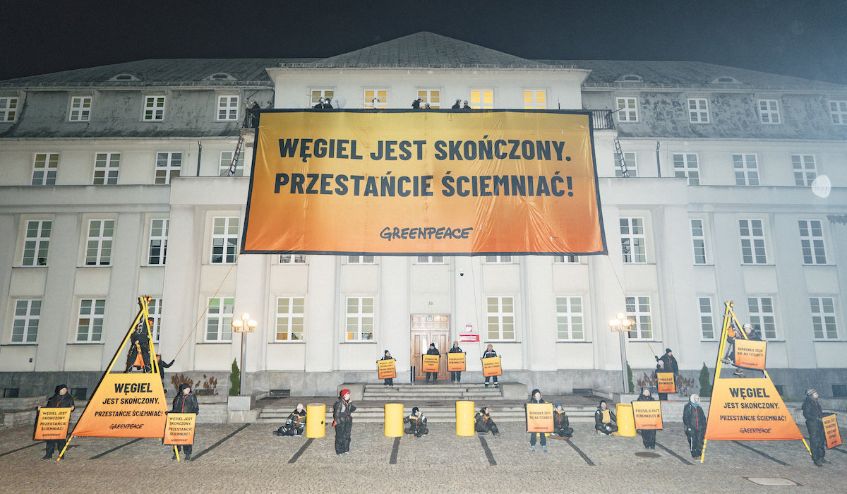 Greenpeace z okazji Barbórki powiesił na ministerstwie baner z prośbą, żeby pożegnać się z węglem