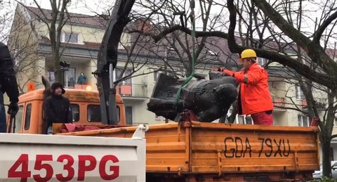 Pomnik prałata z rąk do rąk, jak gorący kartofel