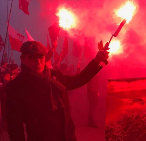 Policja szuka osób, które odpalały race na marszu. Cezary Gmyz pochwalił się zdjęciem z racą