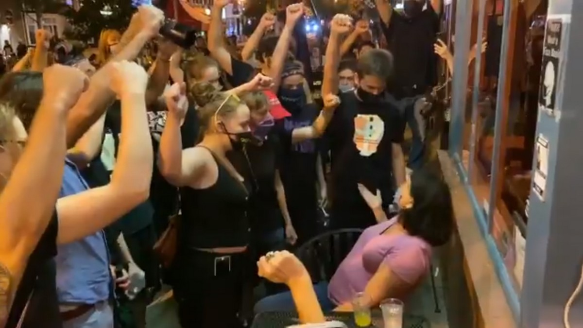 Kadr dnia: tłum zwolenników BLM krzyczy na przypadkowe osoby, żeby okazały solidarność