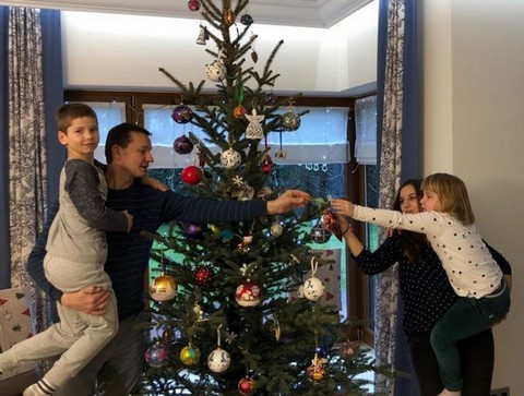 Morawiecki wyśmiany za trzymanie na rękach 8-letniego syna