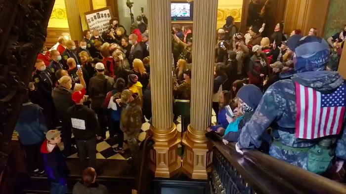 USA: gubernator została otoczona przez uzbrojonych protestujących, eskortowała ją policja