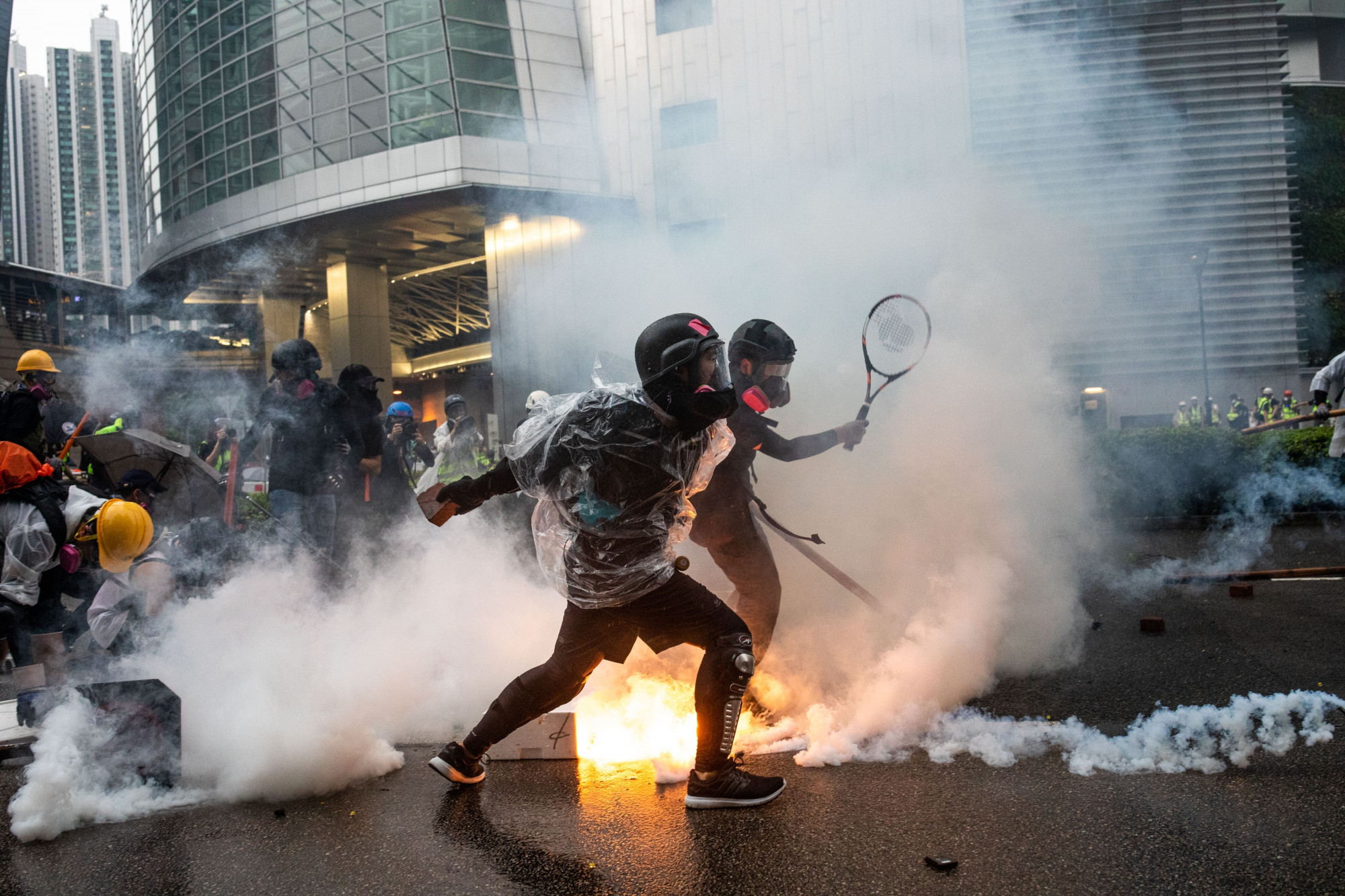 Hong Kong: policja postrzeliła protestującego ostrą amunicją