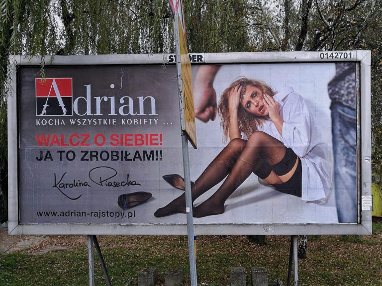 Żona bita przez polityka PiS wystąpiła w reklamie rajstop