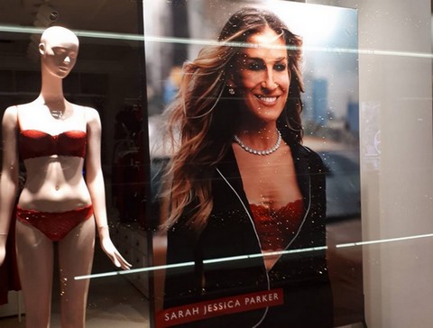 Reklama bielizny straszy pustką w oczach i skłania do myślenia o śmierci