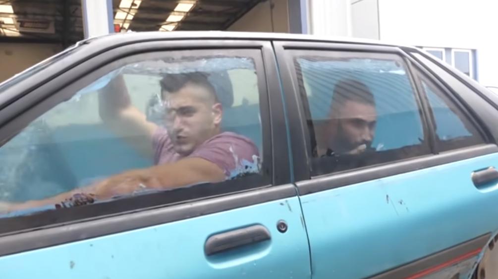 Australia: youtuber stanął przed sądem za jazdę samochodem wypełnionym wodą