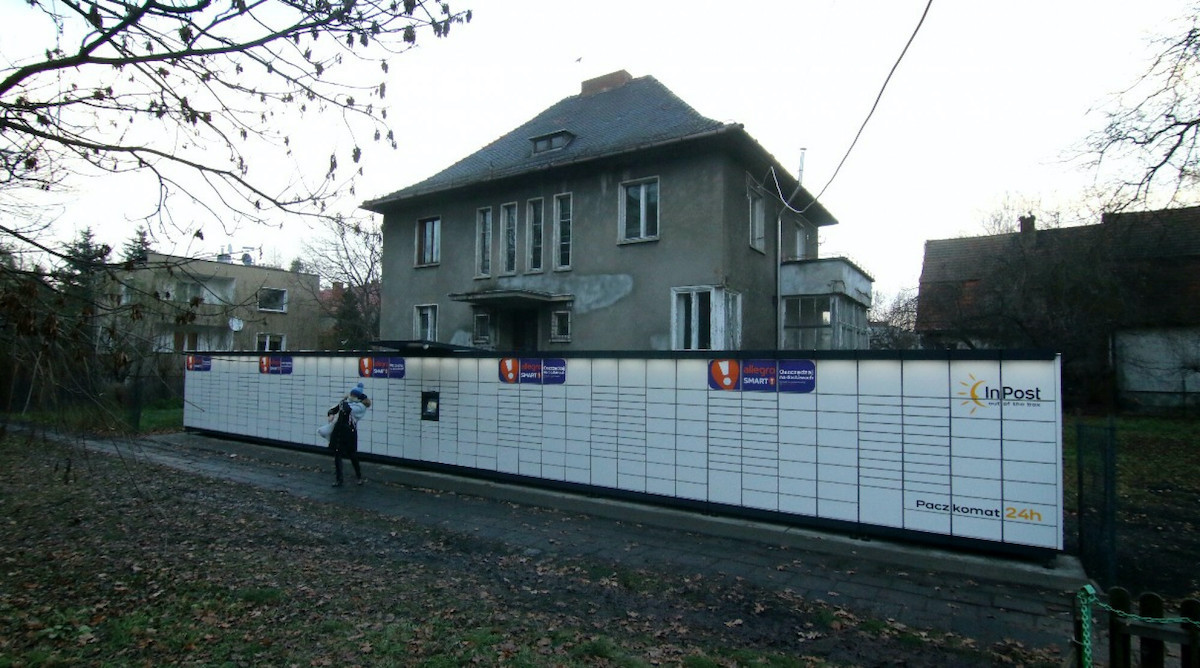 Miejska Konserwatorka Zabytków zainteresowała się potężnym paczkomatem i kazała go usunąć