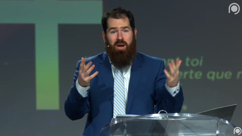 Francja: pastor odprawił masowe nabożeństwo o zdrowie osób z koronawirusem. Zmarło 17 osób