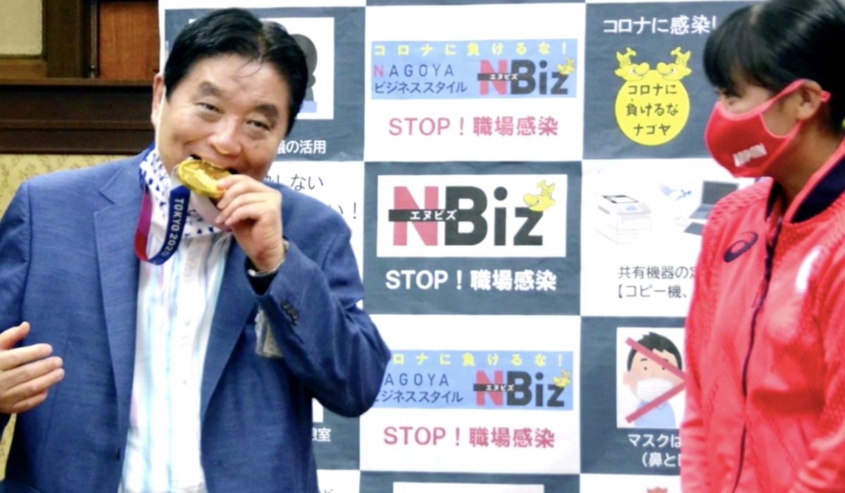 Japonia: burmistrz musiał przeprosić za gryzienie medalu olimpijki i wujowe żarty