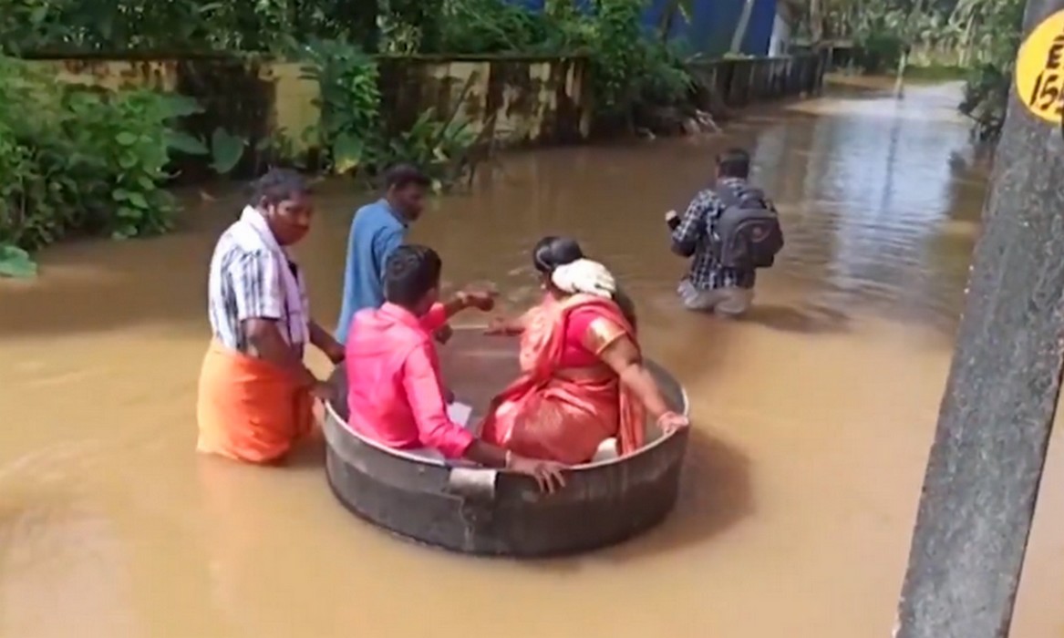 Indie: przez powódź jeden ze ślubów musiał odbyć się z użyciem gara do gotowania, w którym przycupnęli państwo młodzi