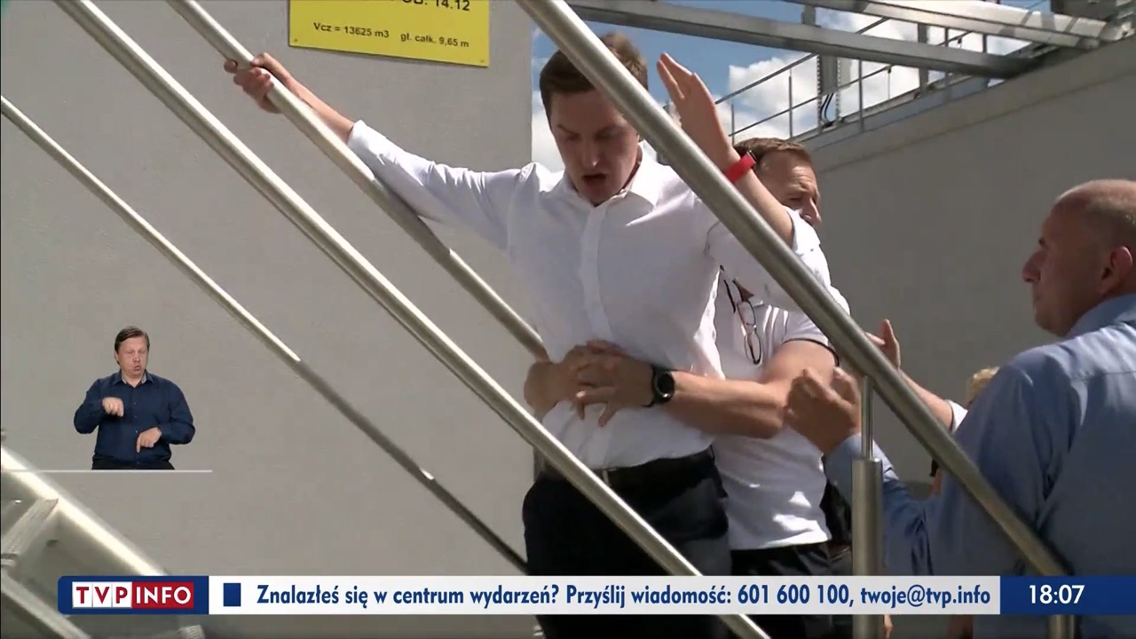 Poseł Nitras w bojowym szale chwycił posła Sebę Kaletę i trzymał się go jak pijany płotu