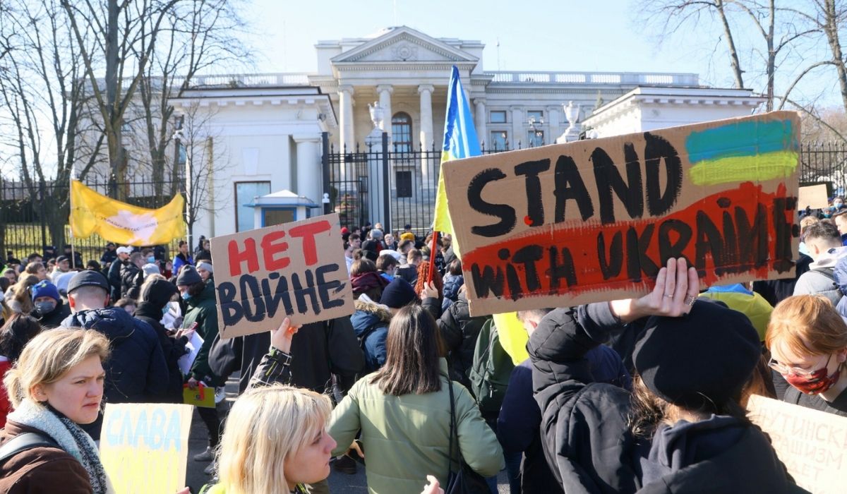 Ruszyły zbiórki na pomoc mieszkańcom Ukrainy, wieczorem w wielu miastach odbędą się manifestacje solidarnościowe