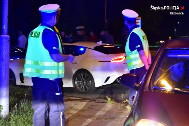 Katowice: policja przerwała nielegalne wyścigi, wystawiła 34 mandaty