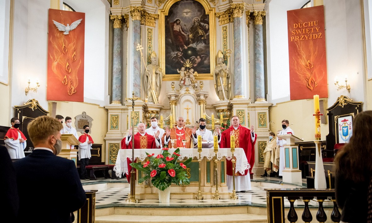 Czudec: parafianie mszczą się na osobie, która doniosła o łamaniu obostrzeń w kościele