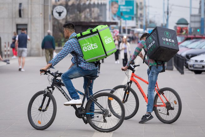 UOKiK sprawdzi, czy Uber Eats i Wolt nie biorą za wysokich prowizji