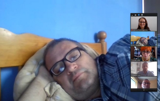 Radny z PiS wziął udział w obradach on-line na luzaku leżąc w łóżeczku i pod kołderką